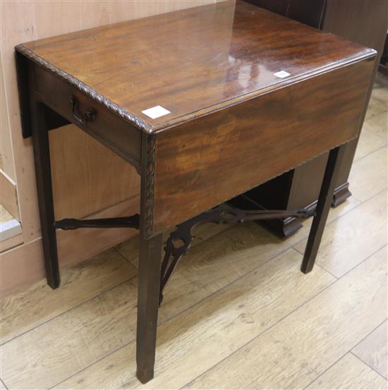 A Pembroke table, W.71cm